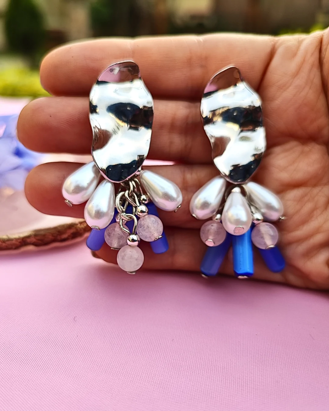 Aretes plateados con gotas de perlas y cuarzo