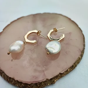 Aretes hoops angulares con perlas