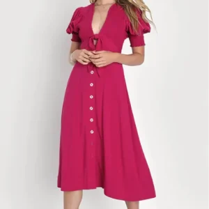 Vestido midi fucsia con cuello V profundo