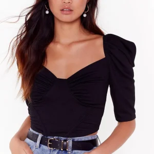 Blusa corta con escote en V y silueta ajustada