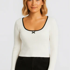 Polo blanco acanalado escote en U